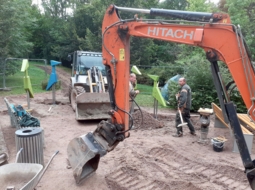 Die Bagger rollen: Bei den Arbeiten im Wenzel-Verner-Park wurde vor allem auf sichere Betonfundamente geachtet.